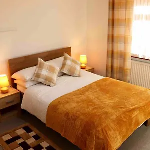 Cheerful 2 Bedroom Residential - Free Parking Holiday home Leeds (West Yorkshire)