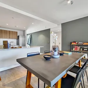Chic, 2 Bed With Mountain Views! Walk To The Waterfront! Apartment